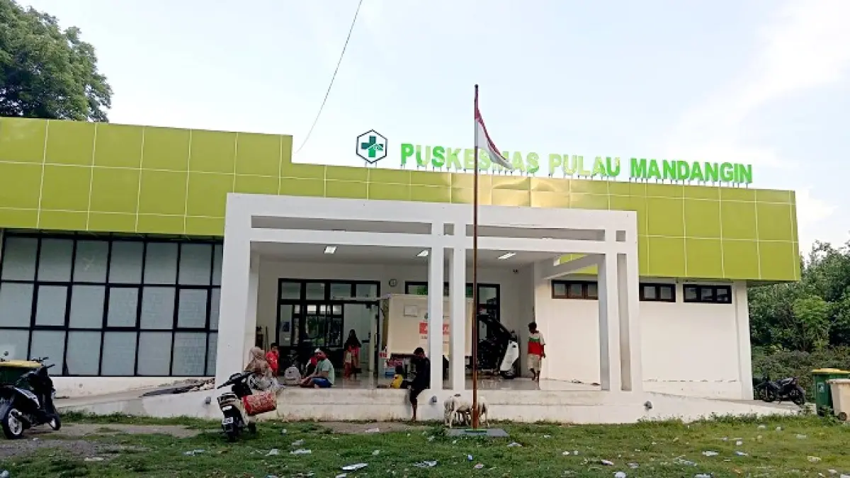 MENUNGGU PELAYANAN: Pengunjung berada di sekitar Puskesmas Mandangin, Sampang, Jumat (6/2). (NIKMAH UNTUK JPRM)