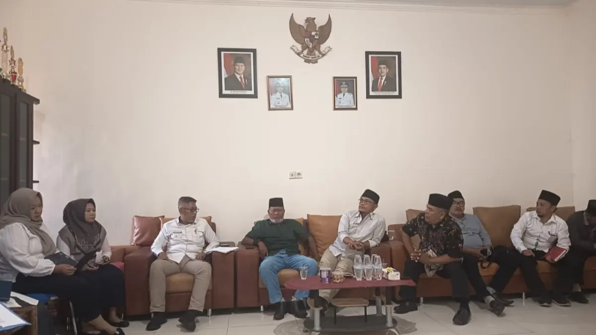 MINTA SOLUSI: Ketua dan anggota BPD Pesanggrahan mendatangi kantor Inspektorat Bangkalan, Rabu (15/7).