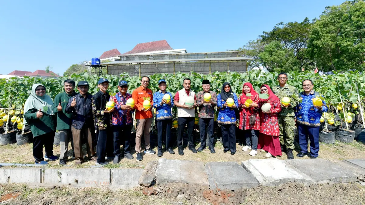POTENSIAL: Bupati Bangkalan Lukman Hakim dan wakilnya, Moch. Fauzan Jafar, berpose dengan Rektor UTM&nbsp; Prof. Dr. Safi beserta jajarannya dengan menunjukkan buah melon Jumat (17/7). (UTM UNTUK JPRM)