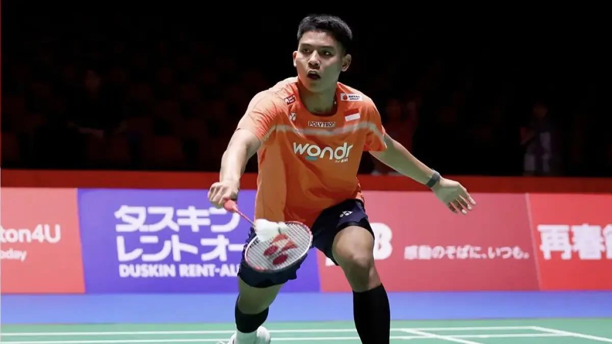 SENGIT: Moh. Zaki Ubaidillah tampil dalam Kejuaraan Japan Open 2026 melawan atlet Denmark, Jumat (16/7).