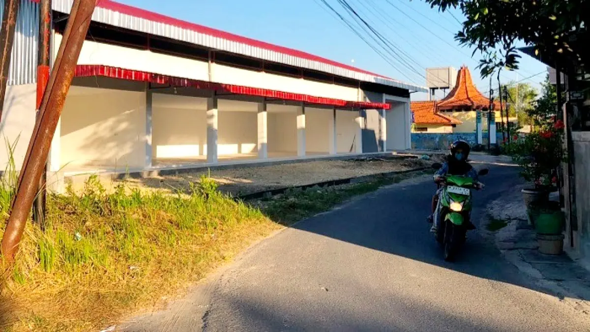 TIDAK BERIZIN: Pengendara motor melintas di depan KMP Kelurahan Gunung Sekar, Jalan Pramuka, Sampang, Selasa (14/7). (AYU LATIFAH/JPRM)