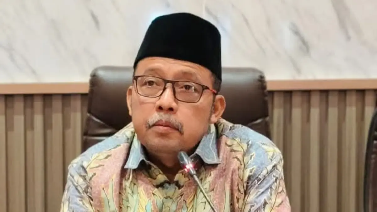 FOKUS: Ketua DPRD Sumenep Zainal Arifin saat memimpin rapat paripurna di kantor dewan, Jumat (10/7).