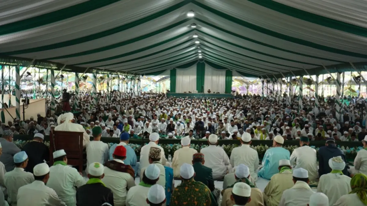 KHIDMAT: Para jamaah Idul Khotmi Nasional Tarekat Tijaniyah ke-234 tumpah ruah di Ponpes Al-Amien Prenduan, Sumenep, Jawa Timur, Jumat (17/7).