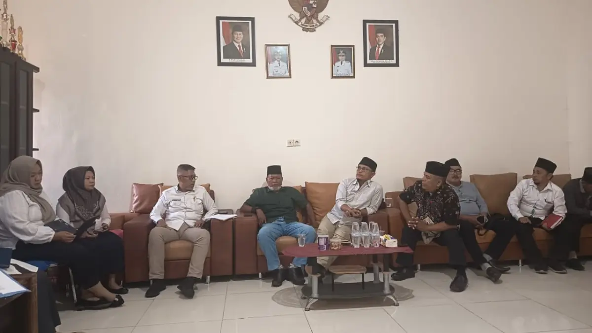 MINTA KEJELASAN: Ketua dan anggota BPD Desa Pesanggrahan mendatangi Inspektorat Bangkalan, Rabu (15/7).