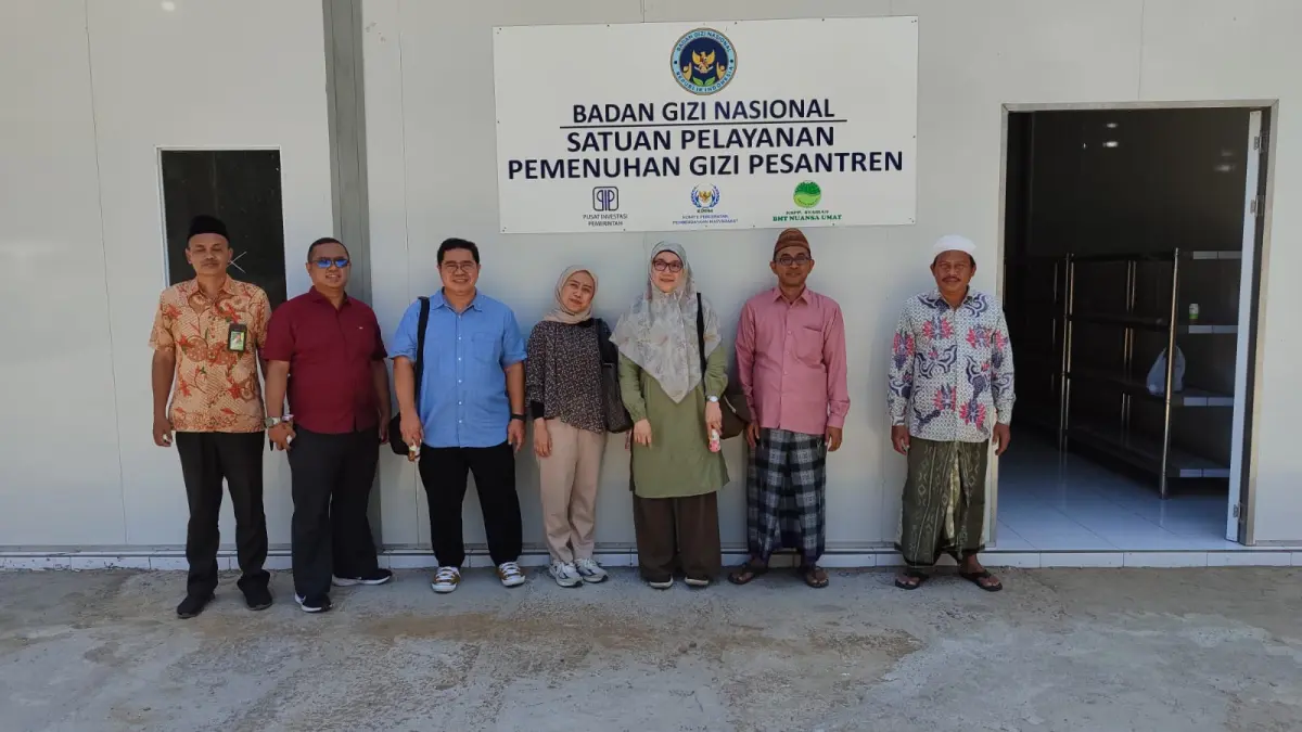 MONITORING: Tim dari BGN foto bersama pengurus Yayasan Al-Jailani di depan SPPG Sumenep, Dungkek, Candi, 2 Oktober 2025.