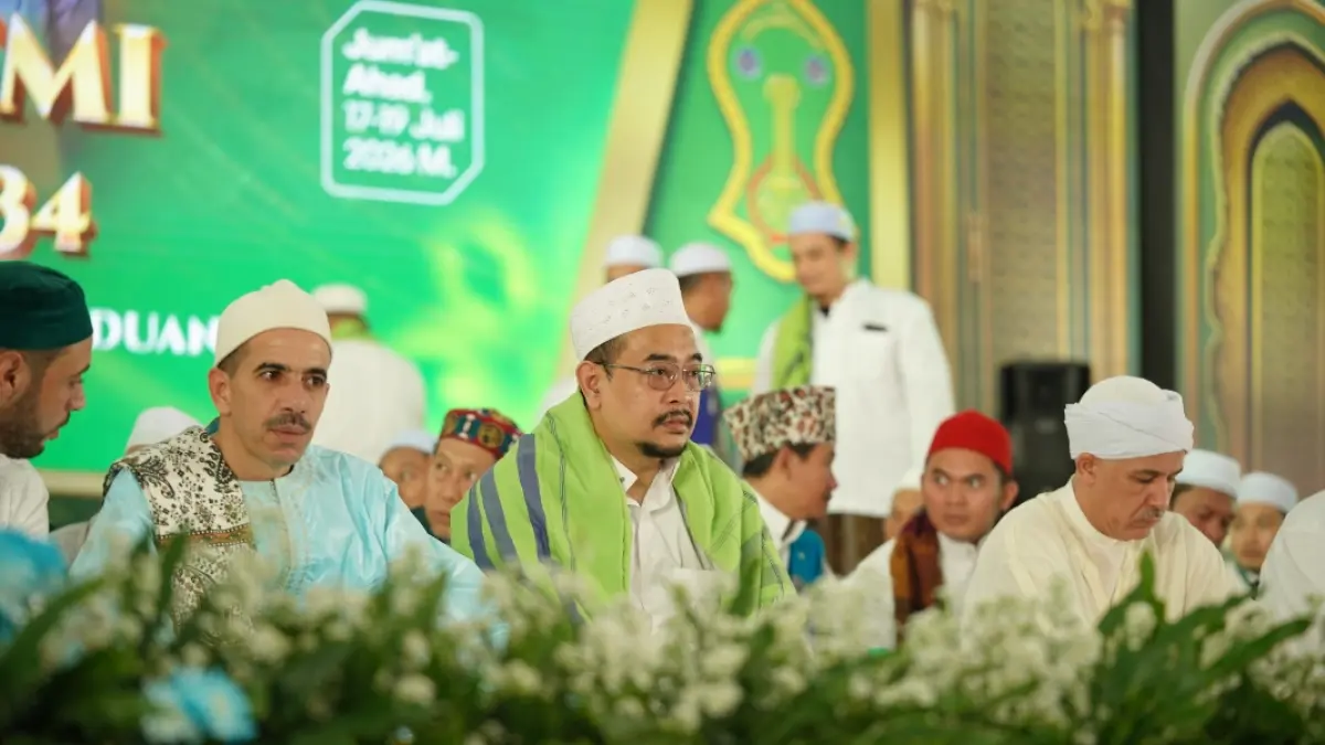 Pimpinan Pondok Pesantren Al-Amien Prenduan sekaligus Muqaddam Tarekat Tijaniyah Madura, Dr. KH. Ahmad Fauzi Tijani, M.A., bersama jajaran muqaddam dari dalam dan luar negeri saat pembukaan Idul Khotmi Nasional Tarekat Tijaniyah ke-234 di Sumenep, (17/7).