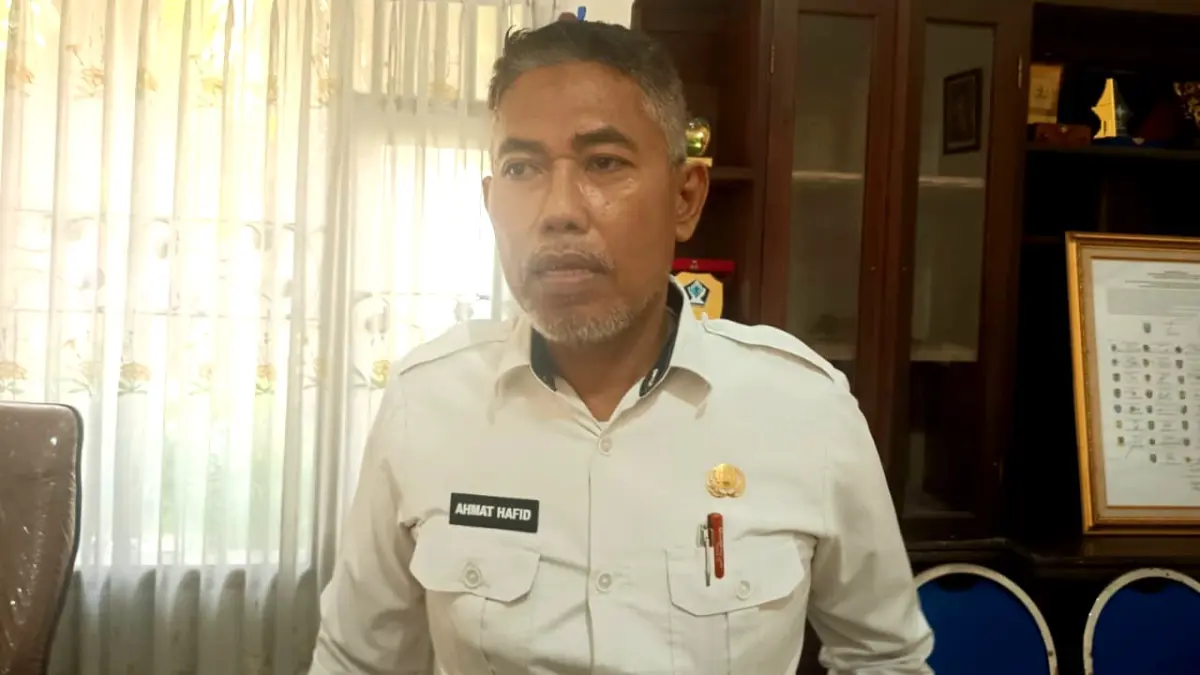 RAMAH: Inspektur Inspektorat Bangkalan Ahmad Hafid saat ditemui di kantornya, Rabu (15/7). (ZEINAL ABIDIN/JPRM)