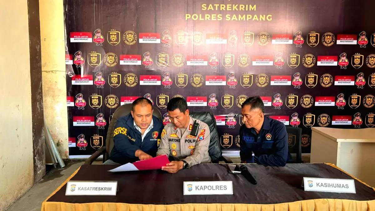 TEGAS: Kapolres Sampang AKBP Hartono saat melakukan jumpa pers di depan Kantor Satreskrim Polres Sampang, Jumat (17/7). (UBAIDILLAHIR RA’IE/JPRM)