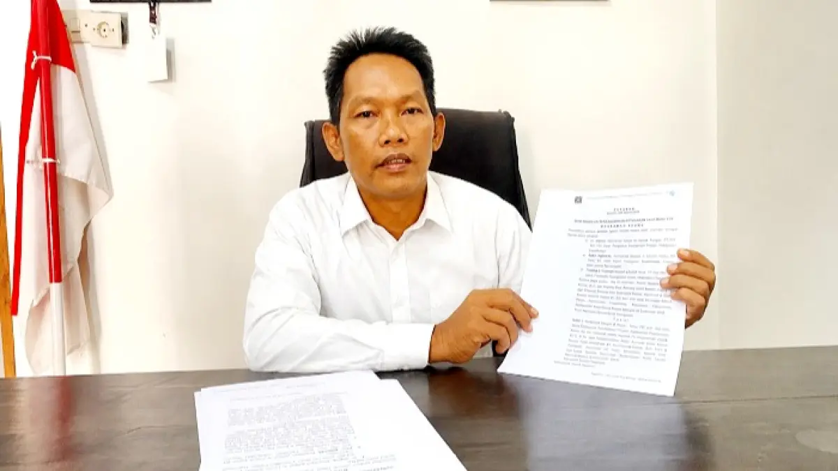 TEGAS: Penasihat hukum pelapor Mohammad Taufik berada di ruang kerjanya Jumat (17/7). (MOH. IQBAL AFGANI/JPRM)