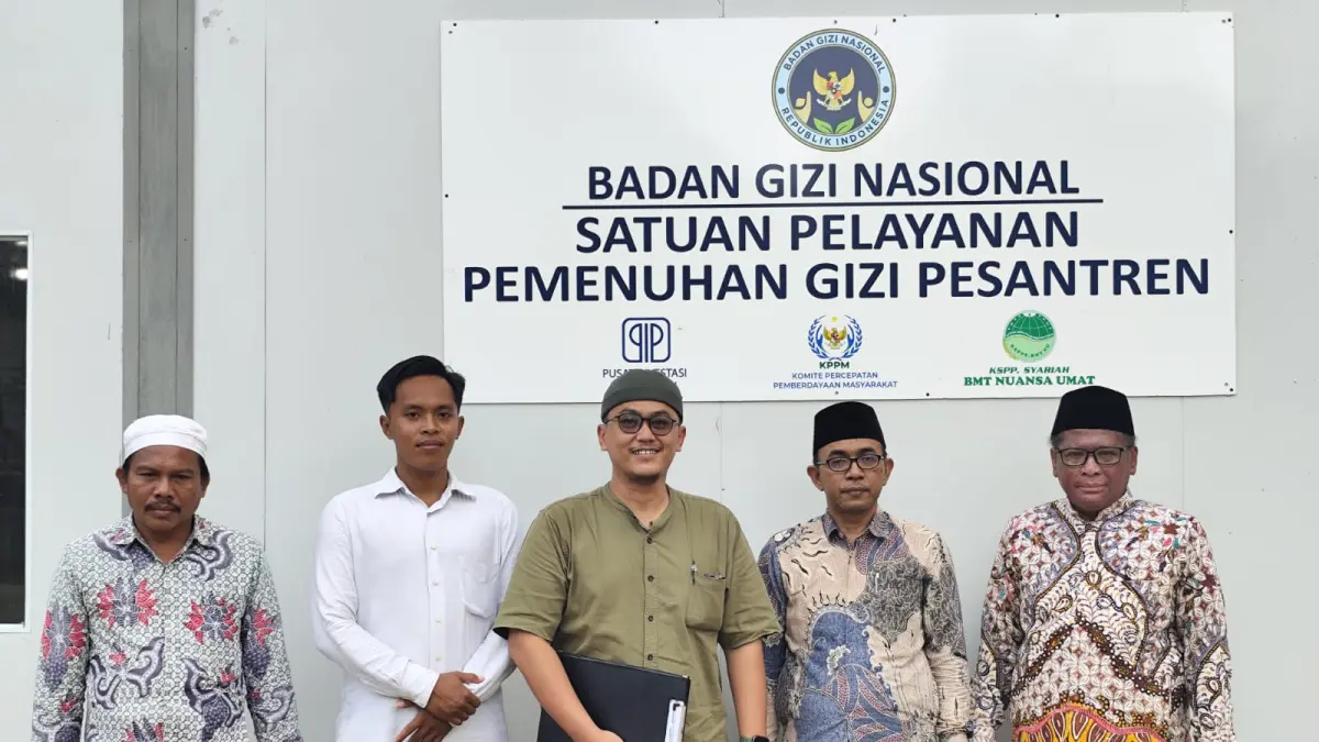 TURBA: Tim audit internal Komite Percepatan Pemberdayaan Masyarakat (KPPM) foto bersama pengurus Yayasan Al-Jailani di depan SPPG Sumenep, Dungkek, Candi, Minggu (15/2).