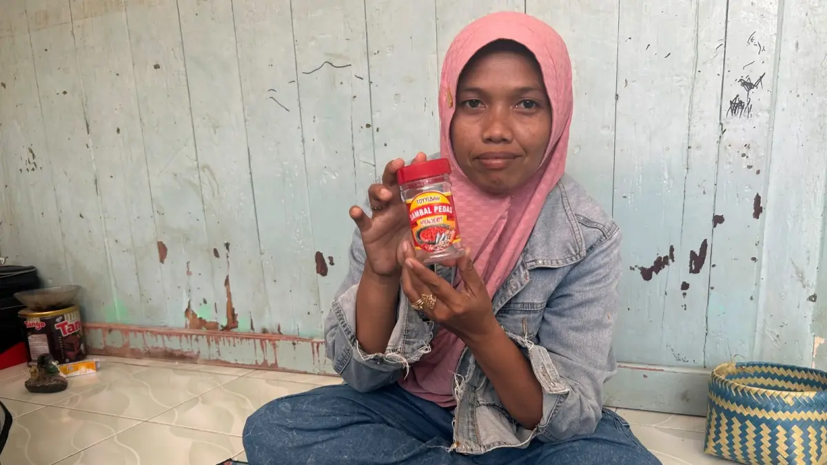 UMKM: Toyyibah menunjukkan wadah sambal pedas yang doproduksi di rumahnya, Jumat (17/7).