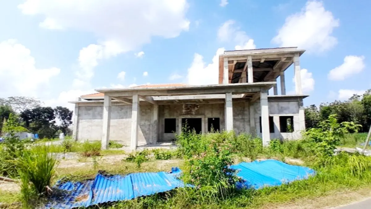 BELUM TUNTAS: Kondisi gedung Puskesmas Bulangan Haji Pamekasan dipenuhi rumput liar pasca pembangunan tahap satu selesai, Sabtu (18/7). (M. KHOLIL RAMLI/JPRM)
