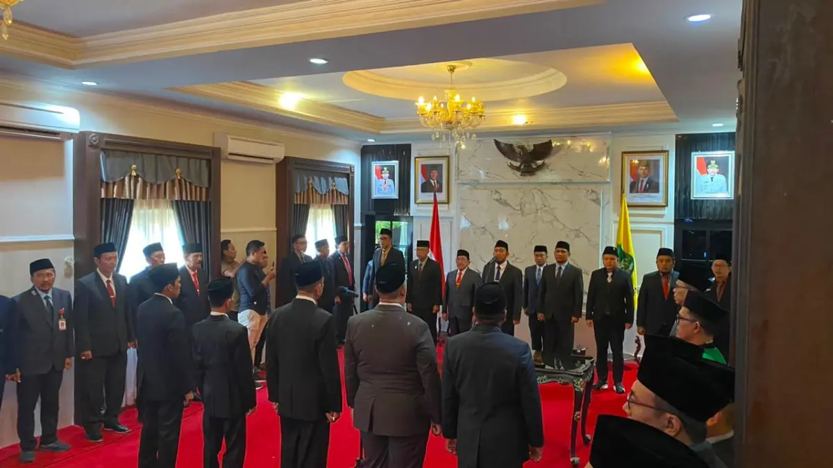 BERJALAN LANCAR: Bupati Sumenep Achmad Fauzi Wongsojudo saat melantik dan mengambil sumpah dan janji jabatan sejumlah pejabat di Paseban Agung Sultan Abdurrahman, Keraton Sumenep, Jumat (17/7).