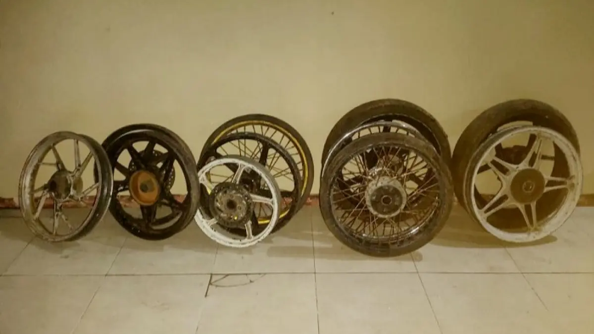 DISITA: Barang bukti berupa velg sepeda motor yang diamankan Polsek Sapudi di Desa Karang Tengah, Kecamatan Gayam, Sumenep, pada Jumat (17/7). (POLRESTA SUMENEP UNTUK JPRM)