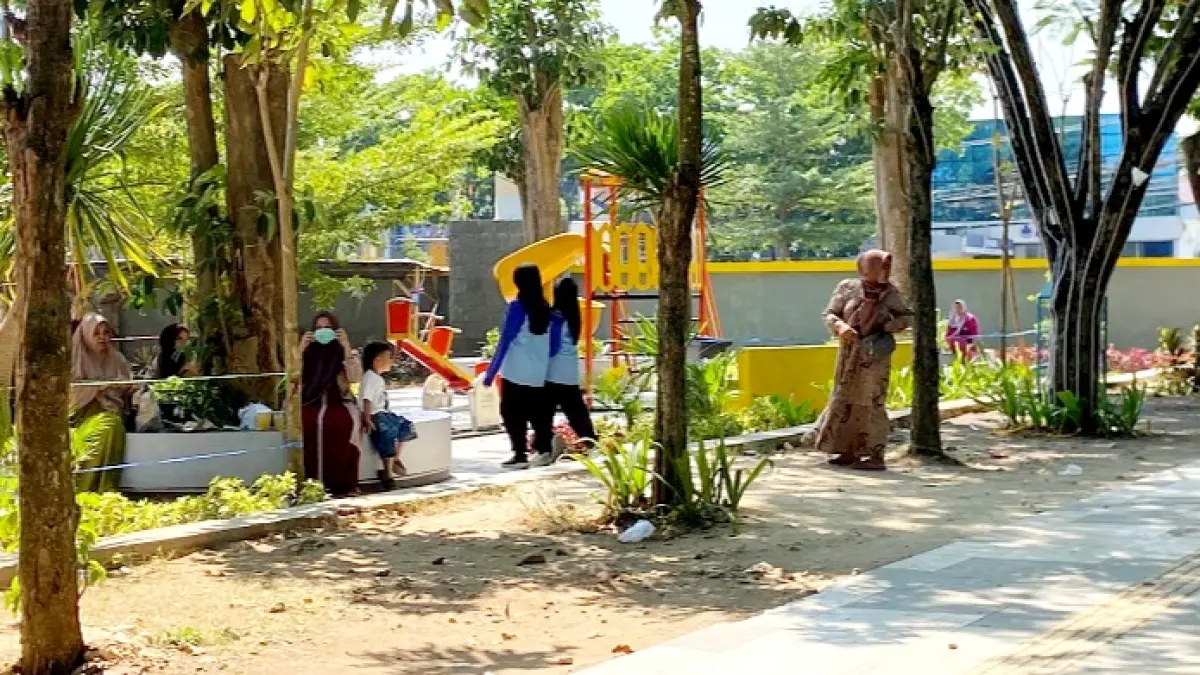 KESEHATAN: Ibu dan anak saat bersantai di Alun-Alun Trunojoyo Sampang Jumat (17/7). (AYU LATIFAH/JPRM)