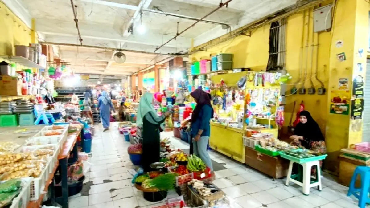 NIAGA: Pedagang saat bertransaksi dengan pengunjung di Pasar Srimangunan, Sampang, Jumat (17/7). (AYU LATIFAH/JPRM)