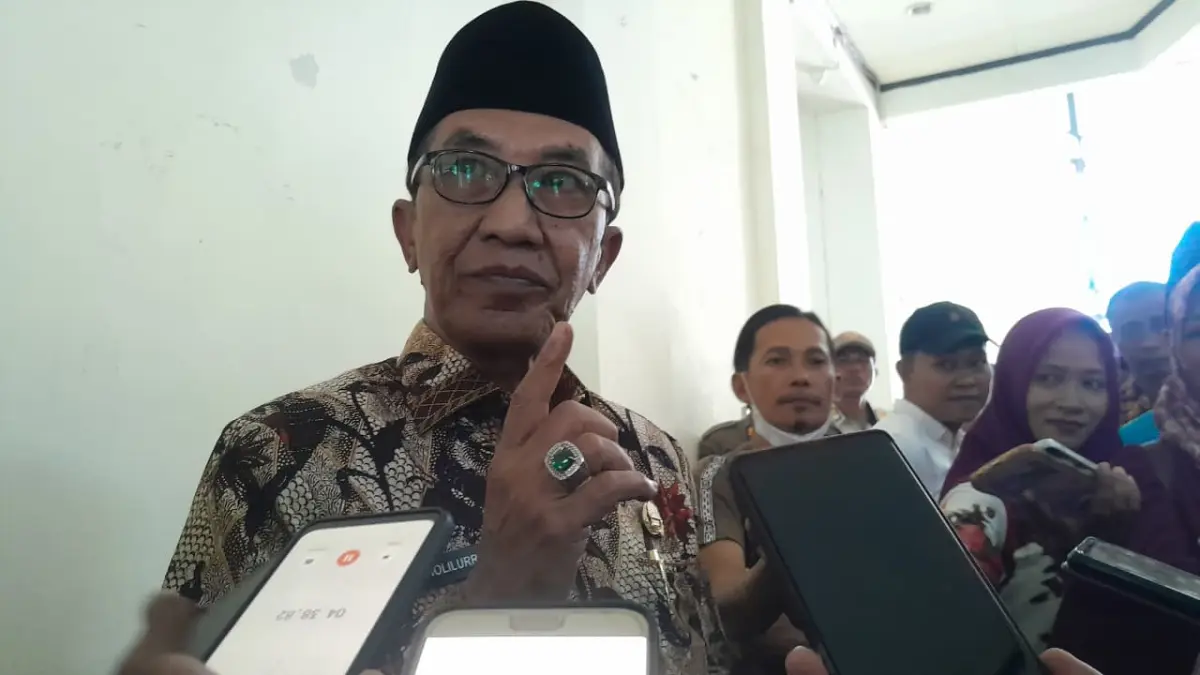 TEGAS: Bupati Pamekasan KH Kholilurrahman saat wawancara cegat dengan awak media, Kamis (16/7).