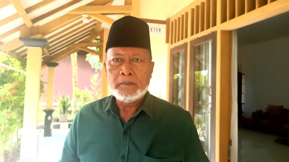 BERI PENJELASAN: Ketua BPD Pesanggrahan Slamet saat dimintai keterangan di kantor Inspektorat Bangkalan, Rabu (15/7). (ZEINAL ABIDIN/JPRM)