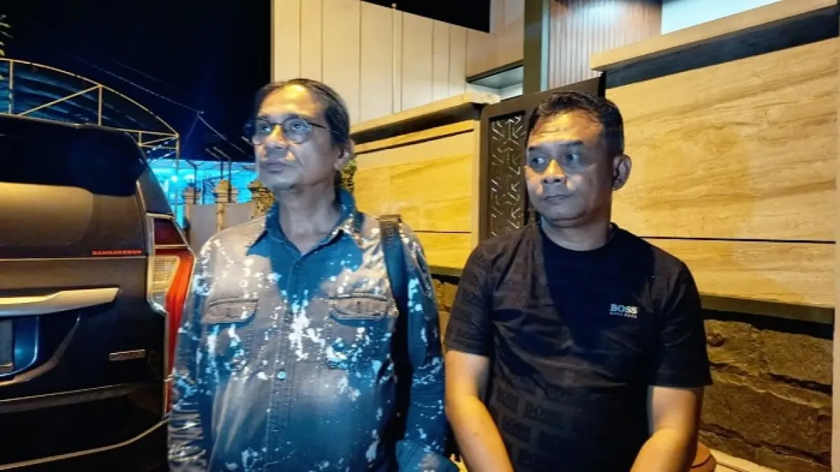 BERI PENJELASAN: RBW selaku kuasa hukum keluarga korban saat ditemui di rumah duka, Jalan Flamboyan, Perumda Bangkalan, Kamis (25/6). (ZEINAL ABIDIN/JPRM)