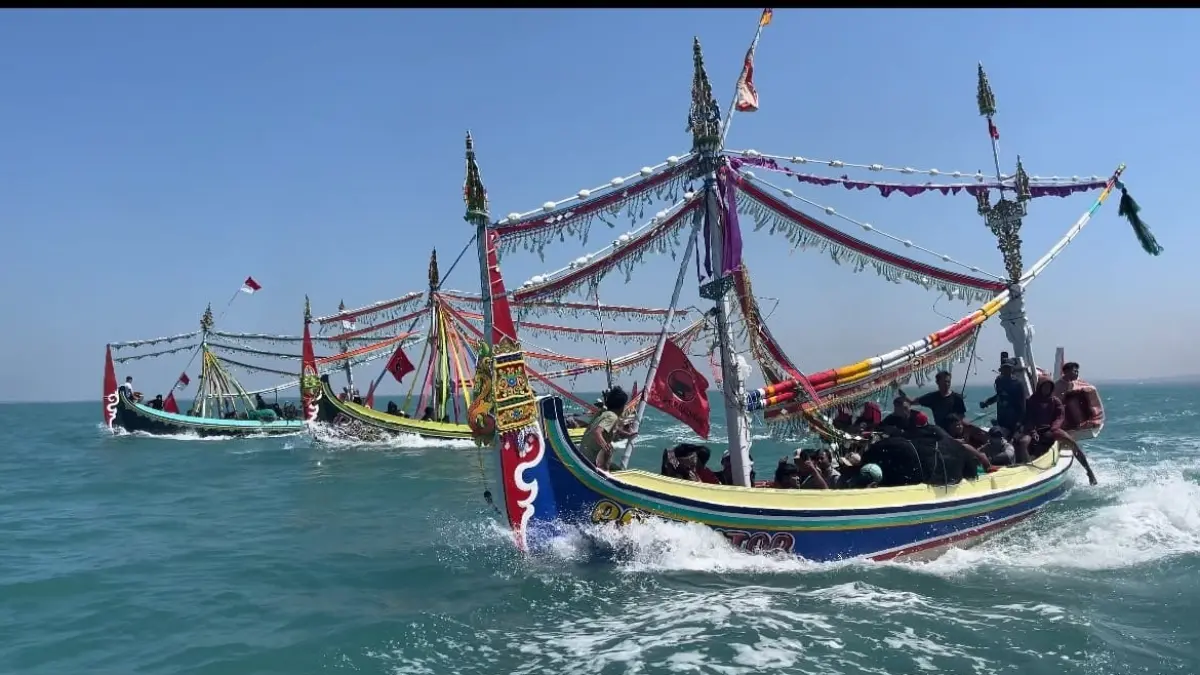 DILESTARIKAN: Para nelayan mengikuti tradisi petik laut di Desa Kaduara Barat, Kecamatan Larangan, Kamis (16/7). (PDIP PAMEKASAN UNTUK JPRM)