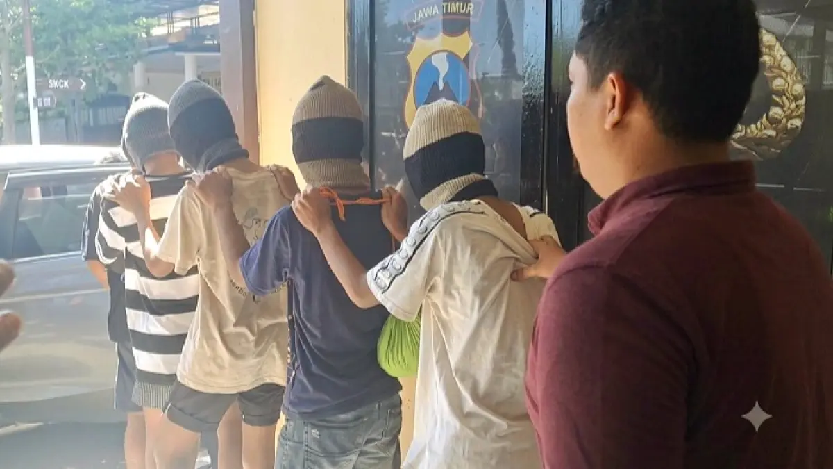 DILIMPAHKAN: Beberapa tersangka digiring petugas di Polres Sampang saat hendak dilimpahkan ke Kejari Sampang, Selasa (14/7). (HUMAS POLRES UNTUK JPRM)