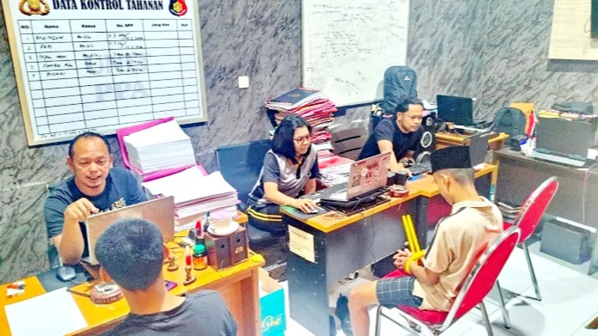 DIMINTAI KETERANGAN: Penyidik UPPA Satreskrim Polres Bangkalan memeriksa terduga pelaku pencabulan, Sabtu (18/7). (POLRES BANGKALAN UNTUK JPRM)