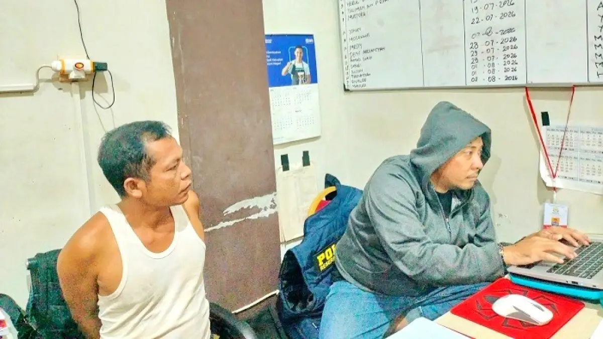 DIPERIKSA: Tersangka AR diperiksa anggota Satreskrim Polres Sampang, Jumat (10/7). (HUMAS POLRES UNTUK JPRM)