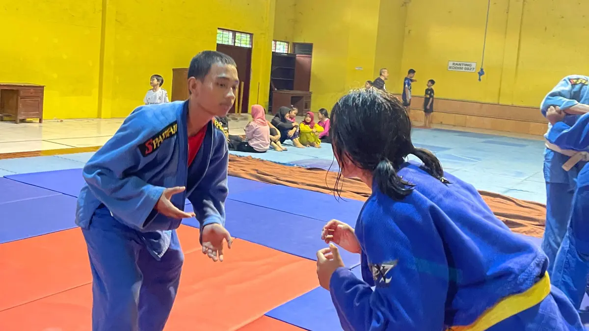 FOKUS: Atlet judo Sumenep sedang menjalankan latihan di lapangan Desa Pabian, Kecamatan Kota, pada Minggu (24/5).