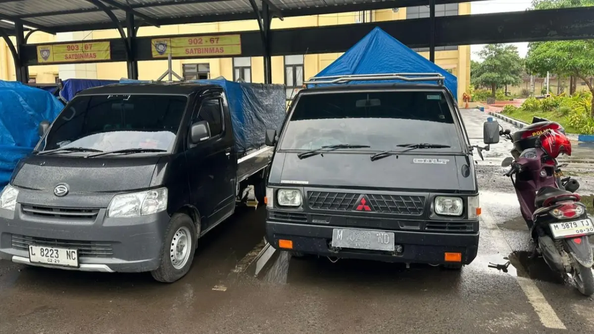 JADI SITAAN: Barang bukti kasus BBM subsidi berupa mobil pikap dan drum berisi solar berada di Polres Sumenep, Jumat (29/5).