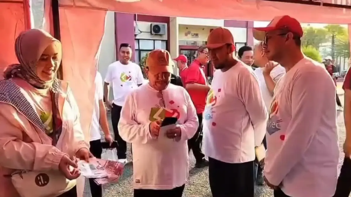 KOMPAK: Pimpinan Cabang Bank Jatim Sumenep Bambang Eko Budi Prakoso bersama Bupati Sumenep Achmad Fauzi Wongsojudo dan Wabup Imam Hasyim melakukan senam bersama di halaman Pemkab Sumenep, Jumat (17/7).