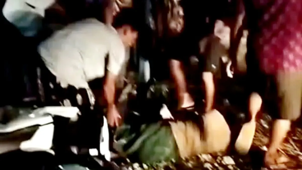LAKA TUNGGAL: Korban sebelum dievakuasi oleh warga di jalan raya Desa Rapa Laok, Kecamatan Omben, Sampang, Sabtu (18/7) malam. (HUMAS POLRES SAMPANG UNTUK JPRM)