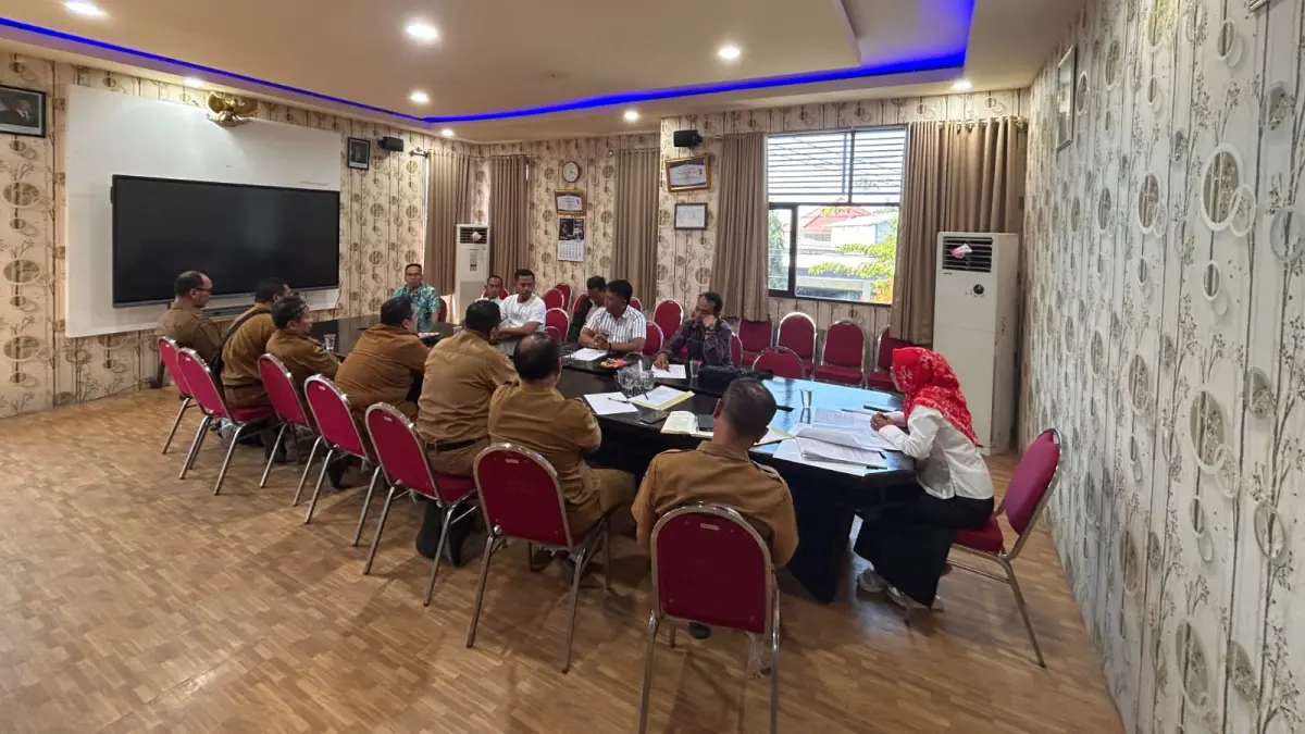 MEDIASI: Anggota Forsa Hebat saat dilakukan mediasi oleh BPPKAD Sampang di Aula BPPKAD Sampang, Senin (20/7).