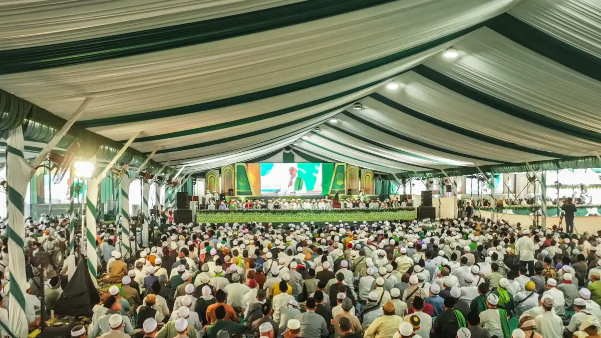  MEMBLUDAK: Puncak Idul Khotmi Nasional Tarekat Tijaniyah ke-234 resmi ditutup di Pondok Pesantren Al-Amien Prenduan, Kabupaten Sumenep, Jawa Timur, Ahad (19/7/2026). 
