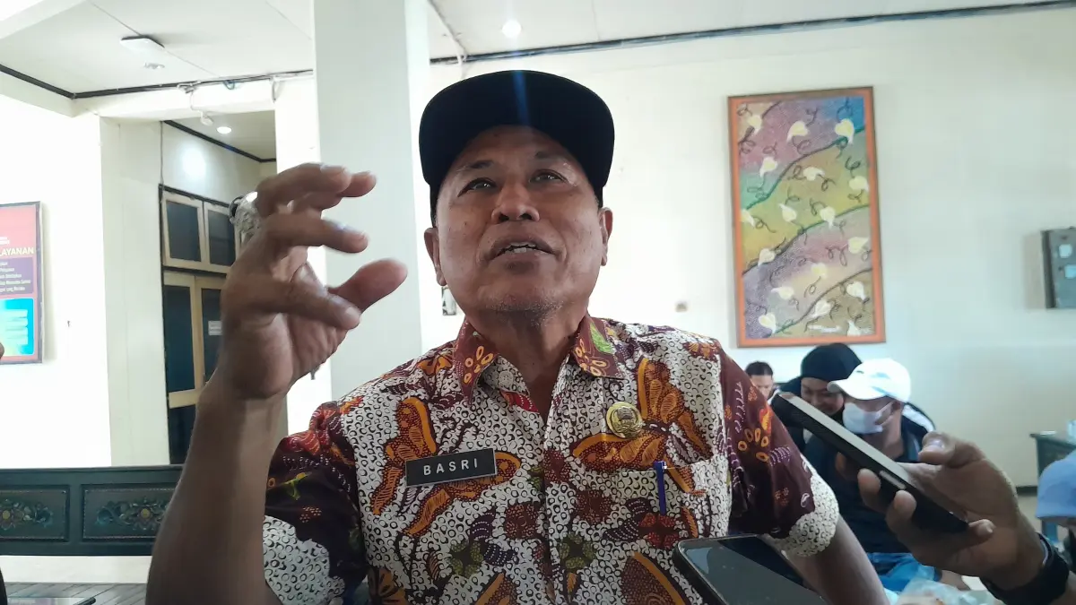 MENJAWAB: Kepala Dispendikbud Pamekasan Akhmad Basri Yulianto memberikan keterangan pres di kantor pemkab, Kamis (16/7).