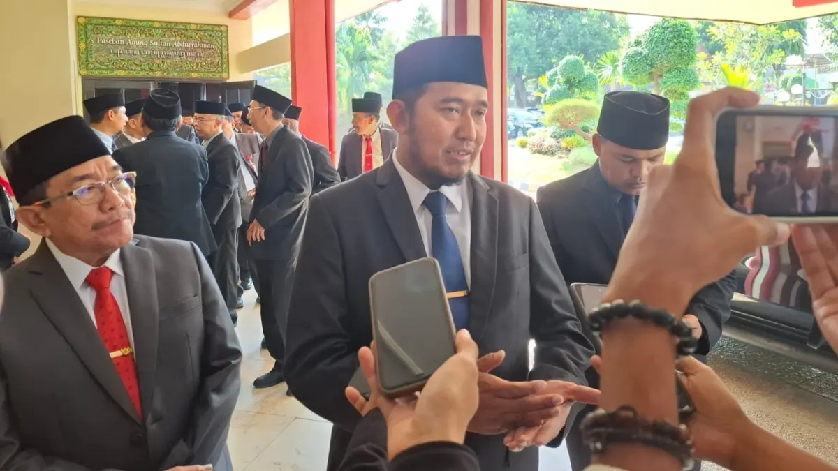OPTIMISTIS: Bupati Sumenep Achmad Fauzi Wongsojudo didampingi Wabup Imam Hasyim saat diwawancara awak media di Pendopo Agung Keraton Sumenep, Jumat (17/7).