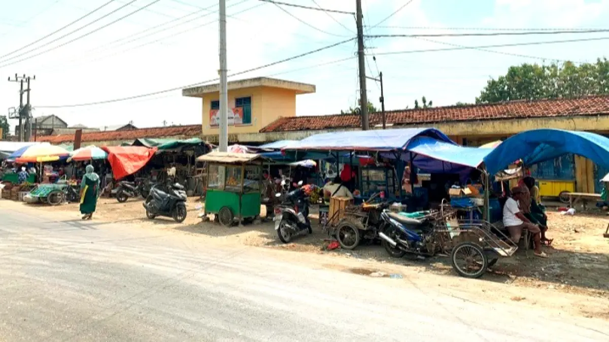 PUSAT EKONOMI: Warga beraktivitas di depan Pasar Sepulu Minggu (19/7). (JUPRI/JPRM)