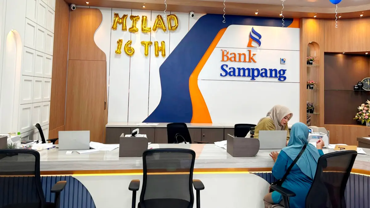 RAPI: Karyawan Bank Sampang sedang bertugas di kantornya, Selasa (7/7). (UBAIDILLAHIR RA’IE/JPRM)