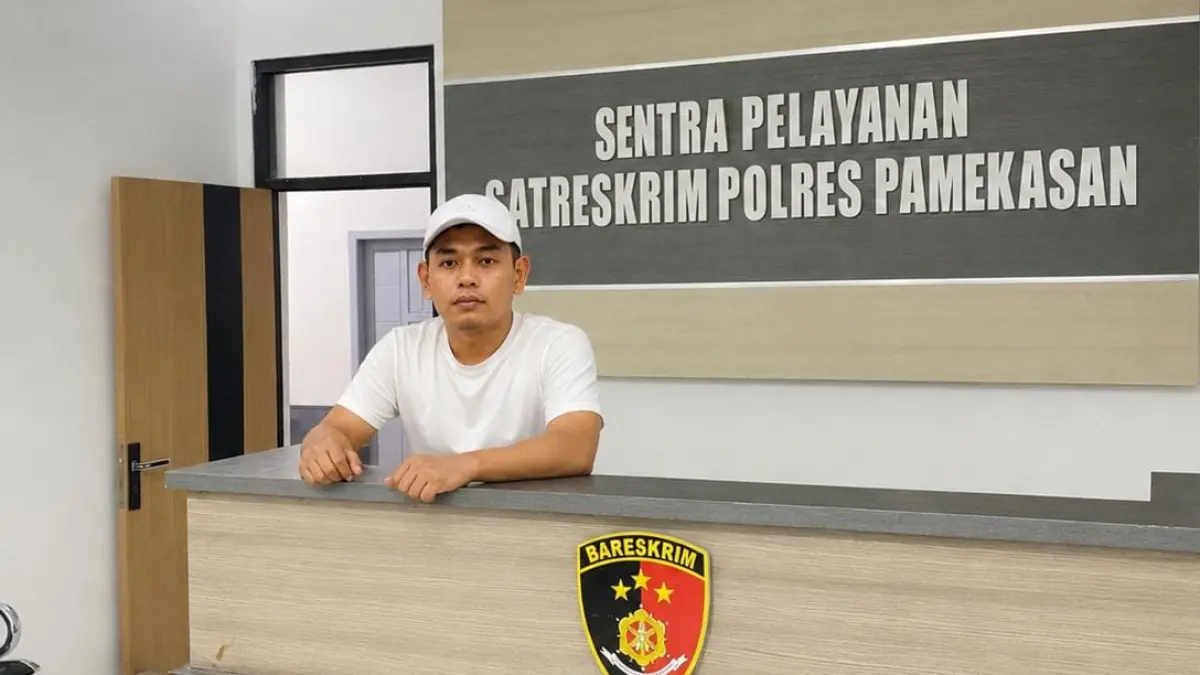 SANTAI: Pelapor berada di ruang tunggu Satreskrim Polres Pamekasan. (ACHMAD SALIM UNTUK JPRM)