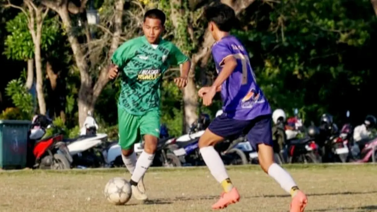 SENGIT: Pemain Persesa (kostum hijau) menggiring bola saat menghadapi tim sepak bola Putra Pahlawan di lapangan SSC, Jumat (16/7). (PERSESA UNTUK JPRM)