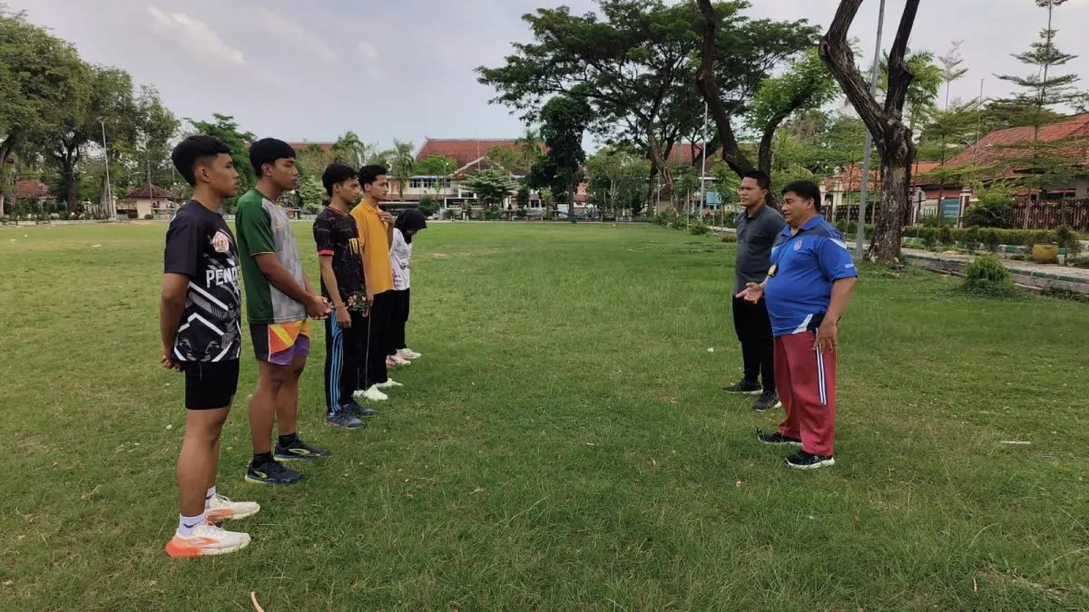 SERIUS: Atlet mendengarkan arahan pelatih mengikuti latihan di Lapangan Nagara Bhakti, Sabtu (30/5).