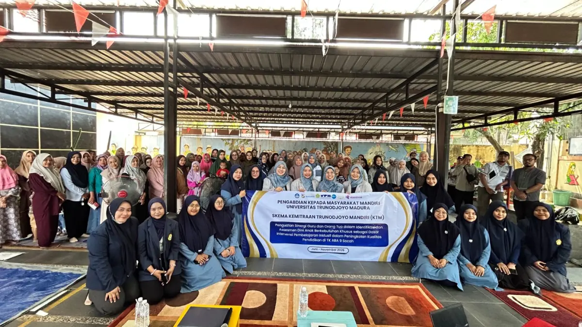 SUKSES: Sejumlah mahasiswa dari Program Studi Pendidikan Guru Pendidikan Anak Usia Dini (PGPAUD) FKIP UTM Bangkalan saat kegiatan sosialisasi dan edukasi anak berkebutuhan khusus (ABK) di TK ABA 9 Socah, Sabtu (18/7).