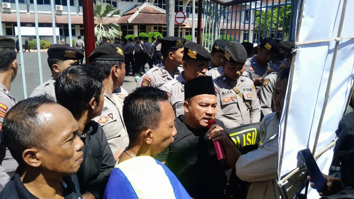 TEGAS: Aktivis Formasi Iklal Iljas Husain saat berorasi dalam aksi demonstrasi di depan kantor Pemkab Pamekasan, Kamis (16/7). (M. KHOLIL RAMLI)
