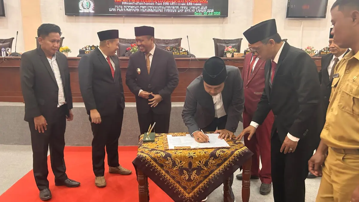 TEGAS: Ketua DPRD Sampang Rudi Kurniawan melaksanakan penandatanganan bersama pada sidang paripurna di kantor dewan, Senin (20/7).