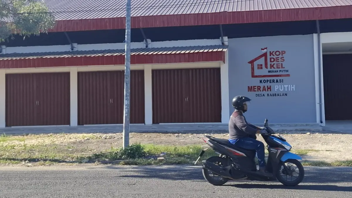 TUTUP: Pengendara melintas di depan gerai KDMP di Jalan Jokotole, Desa Babbalan, Kecamatan Batuan, Sumenep, Kamis (9/7).