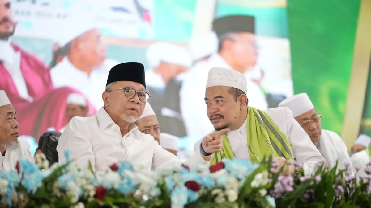 AKRAB: Dari kiri, Menko Pangan Zulkifli Hasan berbincang dengan Pimpinan Pengasuh Ponpes Al-Amien Prenduan KH. Dr. Ahmad Fauzi Tidjani, MA, Minggu (19/7).
