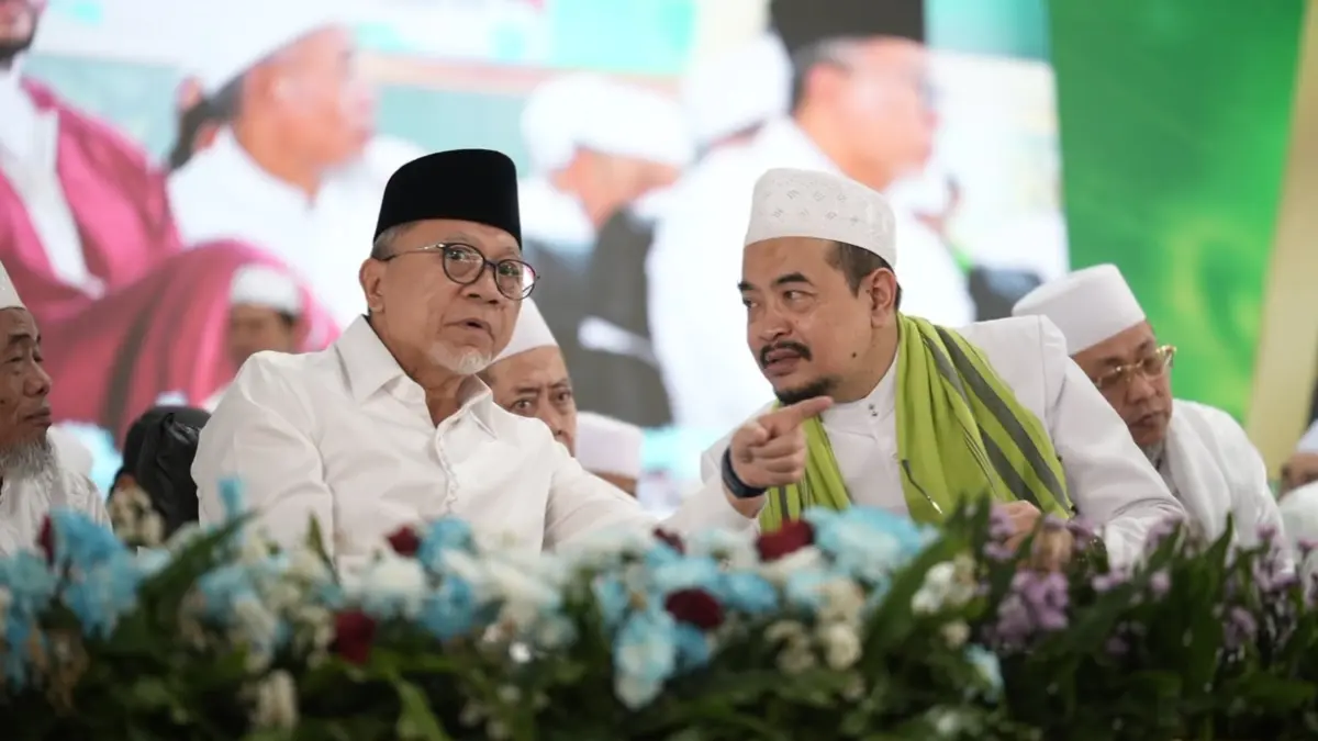 AKRAB: Dari kiri, Menko Pangan Zulkifli Hasan berbincang dengan Pimpinan Pengasuh Ponpes Al-Amien Prenduan KH. Dr. Ahmad Fauzi Tidjani, MA, Minggu (19/7).