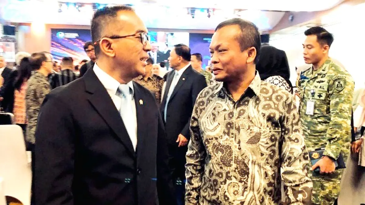 AKRAB: Rektor UTM Prof. Dr. Safi’ saat berbincang dengan Menteri Pendidikan Tinggi, Sains, dan Teknologi (Mendiktisaintek) Prof. Brian Yuliarto di Gedung Mina Bahari III Lantai 1 KKP RI di Jakarta Pusat Selasa (21/7). (UTM UNTUK JPRM)