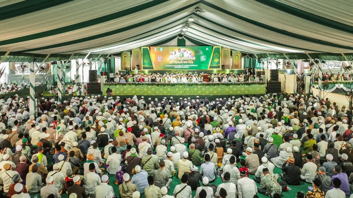 ANTUSIAS:Ribuan jemaah menghadiri puncak Idul Khotmi Nasional Tarekat Tijaniyah Ke-234 di Ponpes Al-Amien Prenduan, Minggu (19/7).