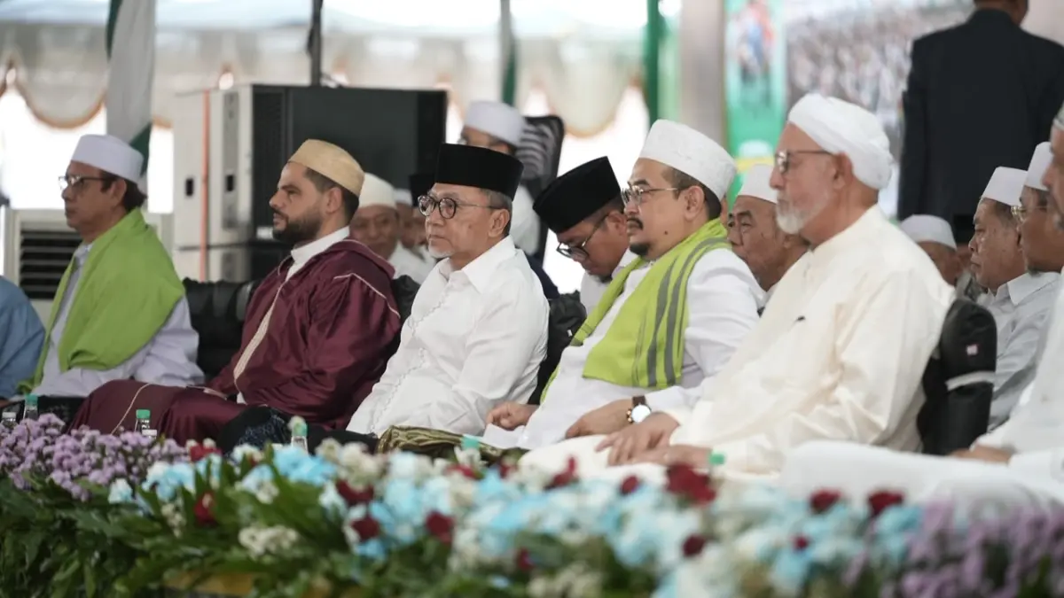 BERJEJER: Dari kiri, Syekh Sholeh Basalamah, Syekh Muhammad Al-Hafidz, Menko Pangan Zulkifli Hasan, Pengasuh PP Al-Amien Prenduan KH. Dr. Ahmad Fauzi Tidjani, MA, dan Syarif As-Sayyid Muhammad Al-Habib, Minggu (19/7).