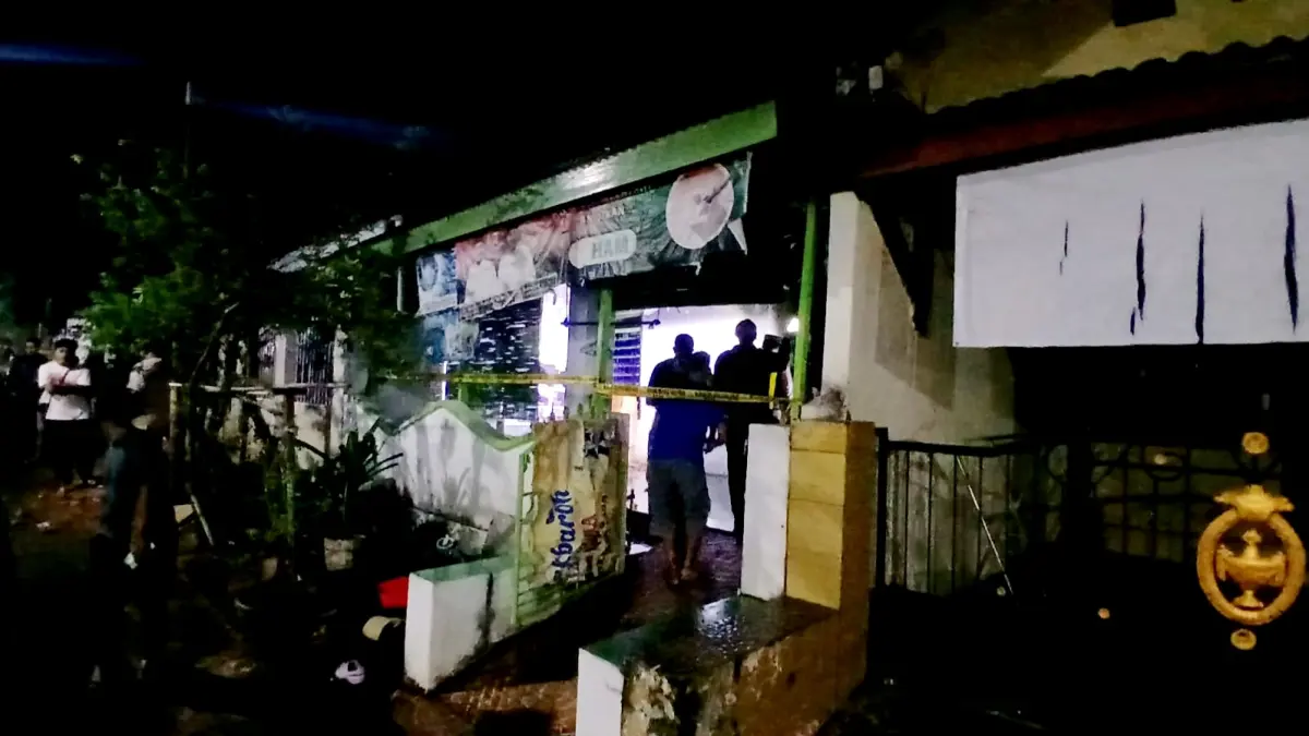 BERJIBAKU: Petugas berjibaku memadamkan api di Perumahan Batu Kencana Blok L, Desa Batuan, Kecamatan Batuan, Sumenep, Minggu (19/7) malam. (DAMKAR UNTUK JPRM)